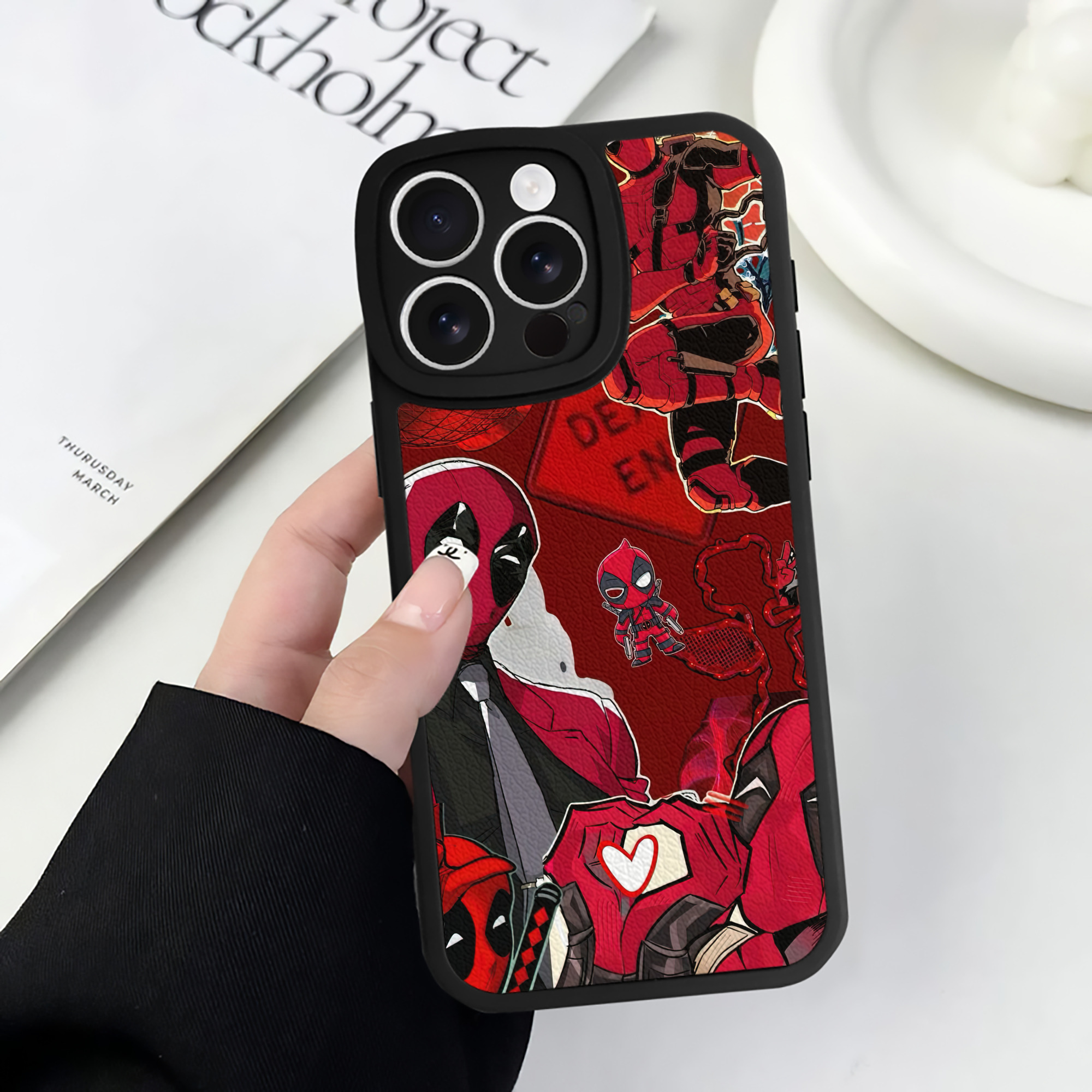 （画像用） Deadpool デッドプール 【iPhone 16シリーズ対応】シリコンスマホケース（レザー調） 材質：シリコン